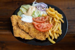 Snitel de pui la farfurie