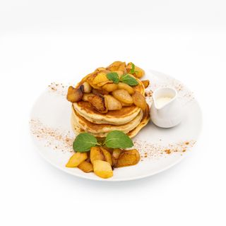 Pancakes z jabłkami i gruszkami karmelizowanymi