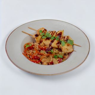 Шашлычки из курицы с рисом и овощами (370 гр.)