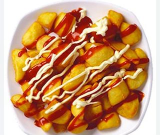 Patatas bravas con salsa brava