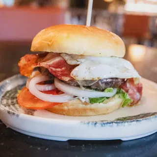Burger clásica con bacon y huevo