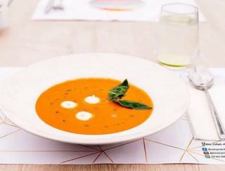 Supă cremă de roșii cu mozzarella