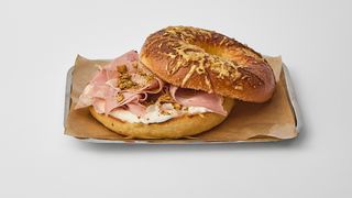 Bajgiel z mortadellą i straciatellą