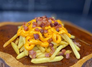 Batata Frita com Cheddar e Bacon