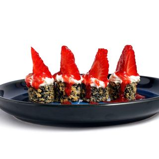 115.maki frito con salmon y fresa 8u