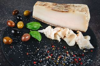 Slanina Mangalitza (la bucata, greutatea in medie intre 200 – 700 grame)