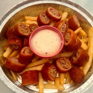 Flaminquines con patatas fritas y alioli 