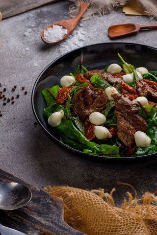 Salată cu muschi de vită și mozzarella