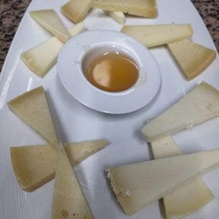Formaggi misti con miele