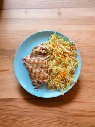 Пилешка пържола от филе със зелева салата