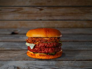 Burger Vegan Meat y Ribs (490 Cal, 16g proteínas, 36g carbohidratos, 21g grasas)