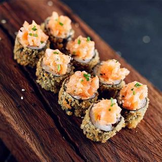 Hot roll DAO com picadinho de salmão (8un)