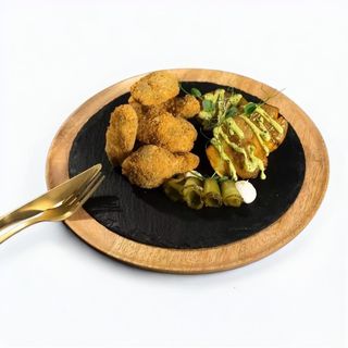 Meniu aripioare, cartofi si suc la alegere