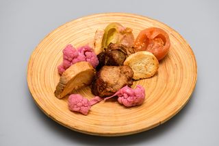 Carne de la garniţă, murături şi pâine prăjită