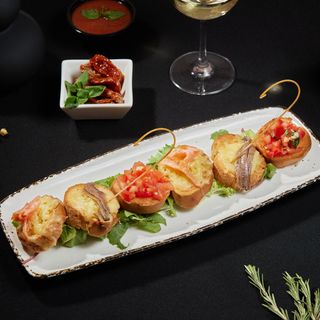 Trio bruschete cu roșii, somon și anșoa