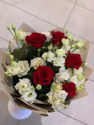 Buchet trandafiri si lisianthus