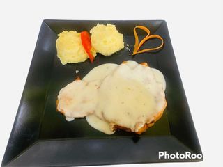 Пилешко филе със сос четири сирене гарнирано с картофено пюре