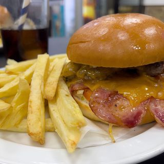 Hamburguesa + Papas + Refresco