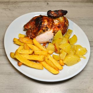 Pollo intero con contorno di patate a scelta