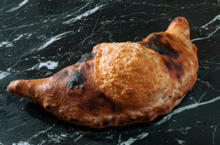 Calzone speck, radicchio, grana e mozzarella