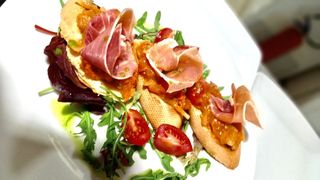 Bruschete cu roșii și prosciutto