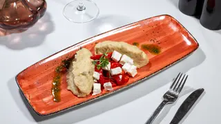 Salată de vinete cu brânză feta și ardei copt