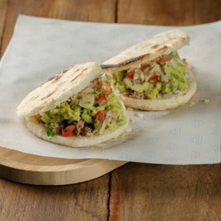 Arepa De Carne Mechada, Guacamole Y Pico De Gallo (2 Uds.)