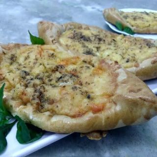 Pizza turca con queso 