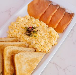 Huevos Revueltos Con Salmón Ahumado Y Tostadas