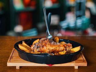 Svinjska koljenica sa kupusom i pasuljom za 2 osobe 1kg