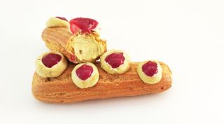 Ecler cu crema de fistic si piure de zmeura