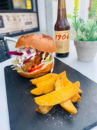 Burger fried chicken + patatas fritas