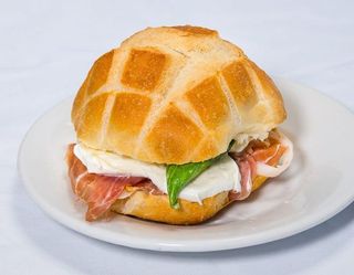 Panino con prosciutto cotto, mozzarella e pomodoro