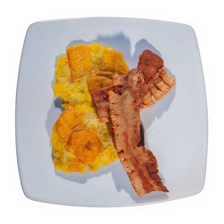 Tapa De Patacones con chicharrón