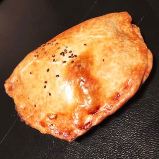 Media Luna De Cecina Y Queso De Cabra