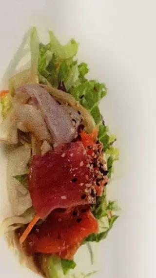 19. Insalata con pesce crudo 