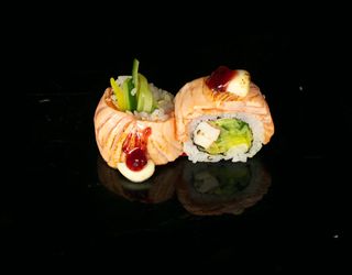 Hot California roll łosoś z mozzarellą 8szt