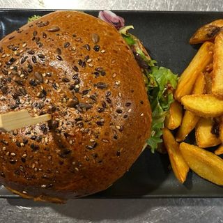 Mushroom Burger cu Cartofi Wedges si Sos