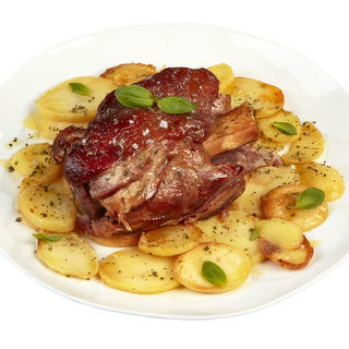 Codillo Asado con Patata Panadera