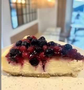 Cheesecake Con Frutos Rojos (Porción)