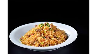Prženi pirinač sa govedinom (牛肉炒饭)