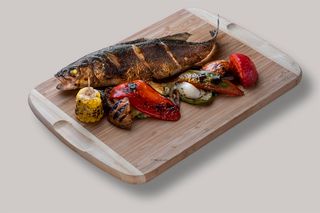 Лаврак на плоча с гриловани зеленчуци