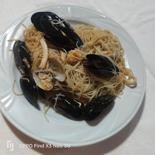610 spaghetti di riso con frutti di mare 