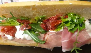 Panino crudo, bufala e melanzane sott'olio