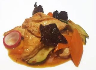 143 Tofu in salsa piccante tofu, zucchine, funghi neri, carote