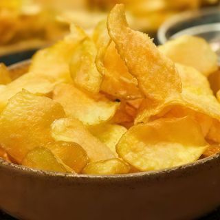 Chips de patatas con albóndigas fritas