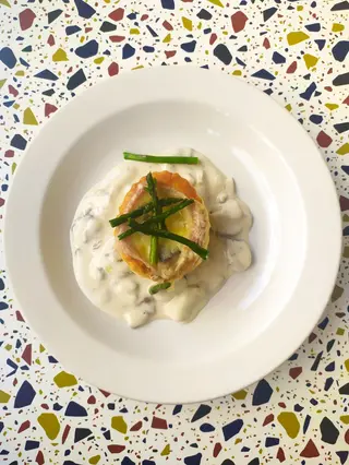 Nido de hojaldre relleno des salsa cabrales 