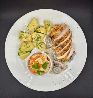 Kurczak z sosem pieczarkowym z ziemniakami i surówką