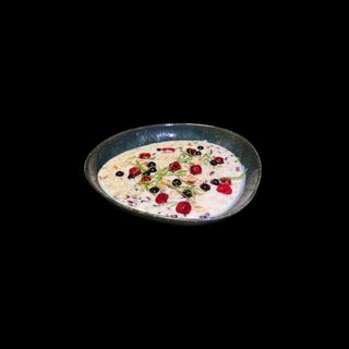 Вівсяна каша з сезонними ягодами