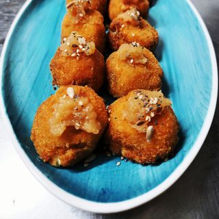 Croquetas queso azul y compota de manzana 